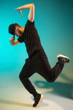 Renkli arka plan üzerinde bir hip hop erkek break dansçı silüeti