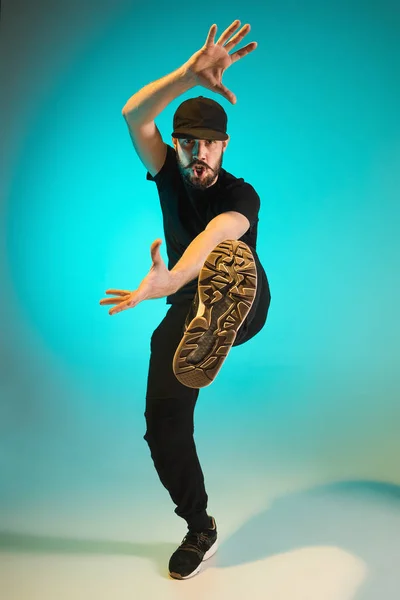 La silhouette d'un hip hop masculin break dancer dansant sur fond coloré — Photo