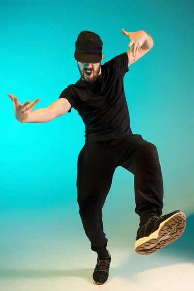 Renkli arka plan üzerinde bir hip hop erkek break dansçı silüeti — Stok fotoğraf