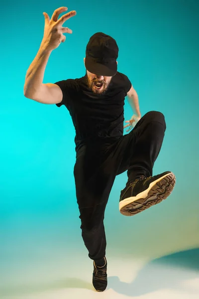 Het silhouet van een hip hop mannelijke pauze danser dansen op kleurrijke achtergrond — Stockfoto