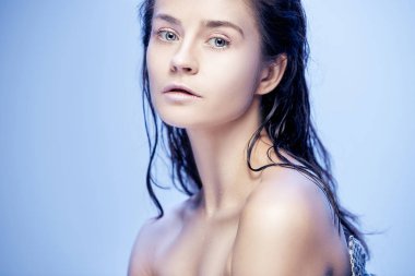 Güzel bir kadın yüzü portre mavi kapat