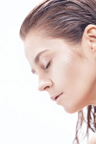 Mooie vrouw gezicht portret close-up op blauw — Stockfoto