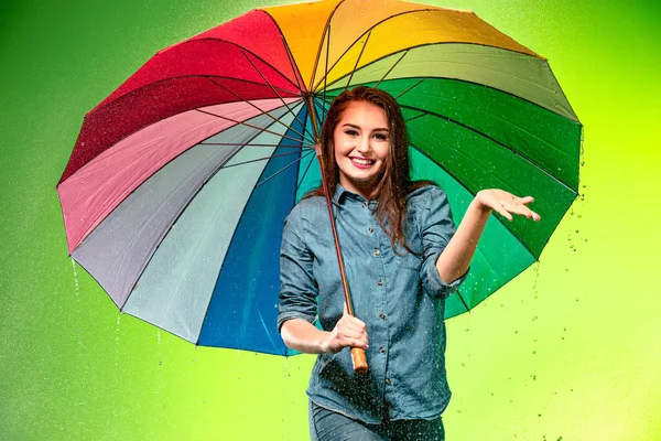 Joven hermosa mujer con un paraguas . —  Fotos de Stock