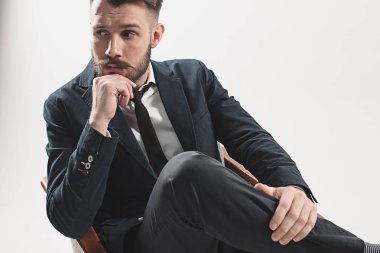 Şık yakışıklı genç adam portresi