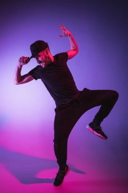 Renkli arka plan üzerinde bir hip hop erkek break dansçı silüeti