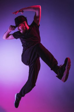 Renkli arka plan üzerinde bir hip hop erkek break dansçı silüeti
