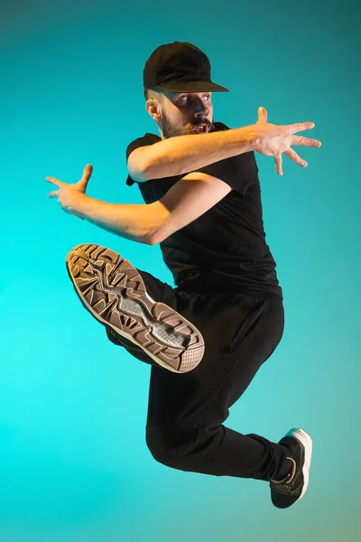 화려한 배경에서 춤을 한 힙합 남성 브레이크 댄서의 실루엣 — 스톡 사진