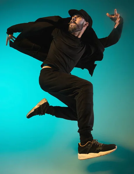 La silhouette di un ballerino di break dance hip hop maschile su sfondo colorato — Foto Stock