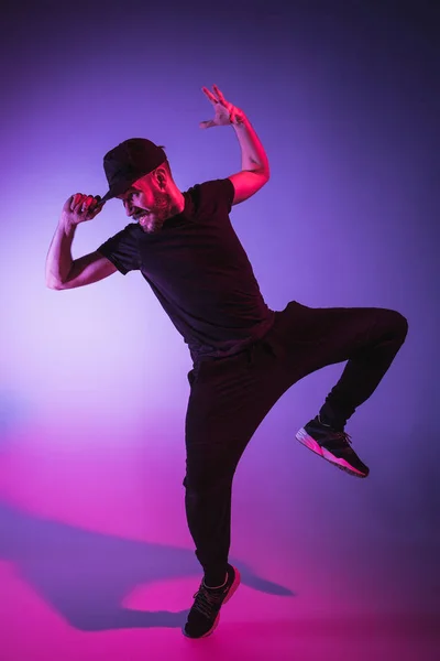 Het silhouet van een hip hop mannelijke pauze danser dansen op kleurrijke achtergrond — Stockfoto