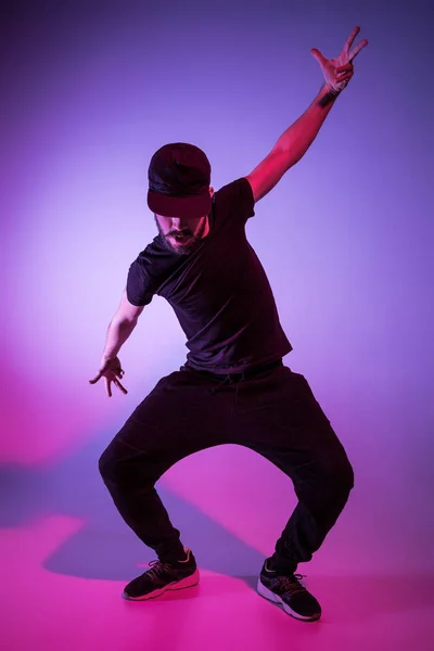 Η σιλουέτα του ένας χιπ χοπ αρσενικό διάλειμμα χορευτής χορεύει σε πολύχρωμο φόντο — Φωτογραφία Αρχείου