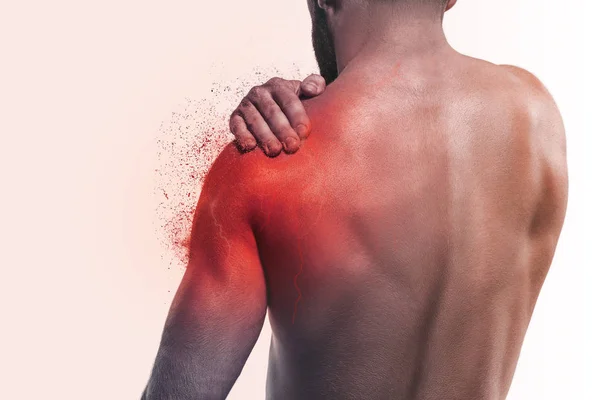 Hombre con dolor en el hombro —  Fotos de Stock