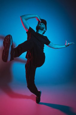 Renkli arka plan üzerinde bir hip hop erkek break dansçı silüeti