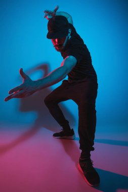 Renkli arka plan üzerinde bir hip hop erkek break dansçı silüeti