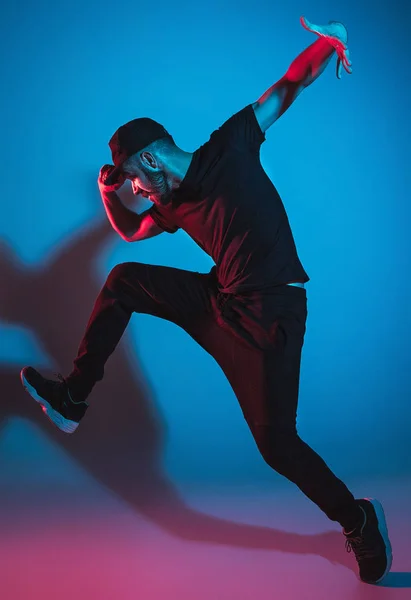 Sylwetka jednego hip-hopu male przerwy tancerz taniec na kolorowe tło — Zdjęcie stockowe