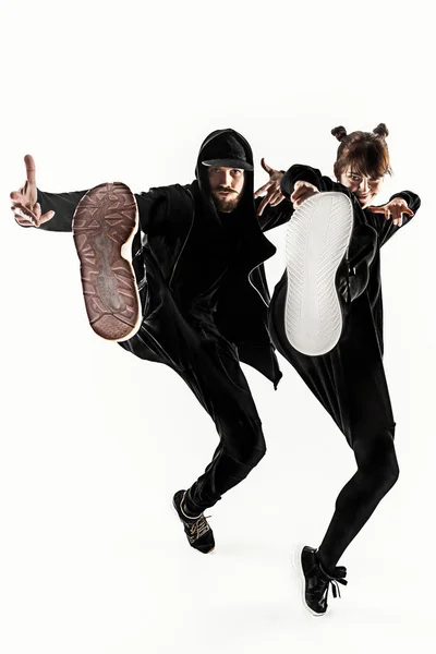Силуети двох хіп-хоп чоловічих і жіночих танцюристів, що танцюють на білому тлі — стокове фото