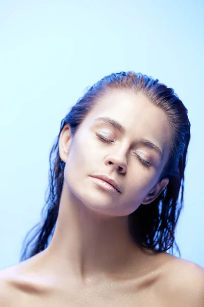 Bela mulher rosto retrato de perto no azul — Fotografia de Stock