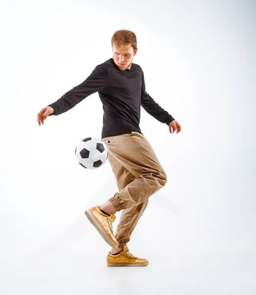 Um retrato de um fã com bola no fundo do estúdio cinza. Freestil — Fotografia de Stock