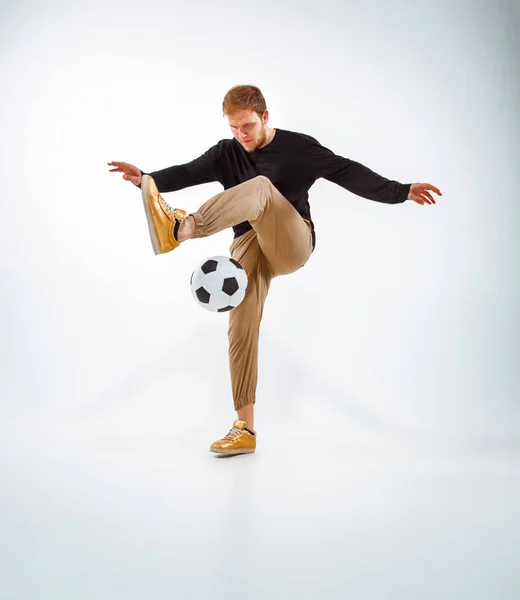 Een portret van een ventilator met bal op grijze studio achtergrond. Freestile — Stockfoto