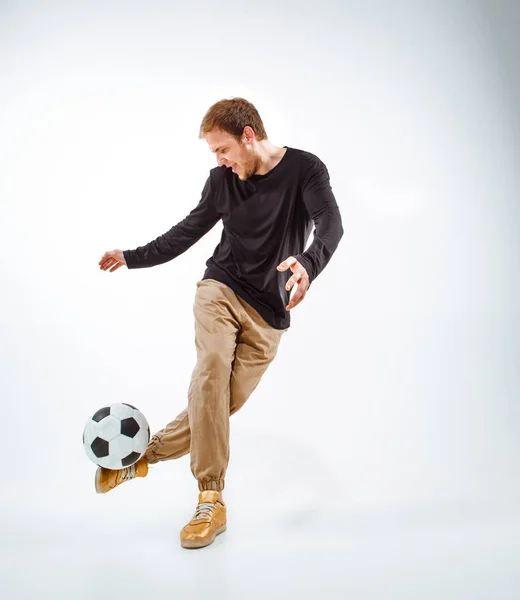 Um retrato de um fã com bola no fundo do estúdio cinza. Freestil — Fotografia de Stock