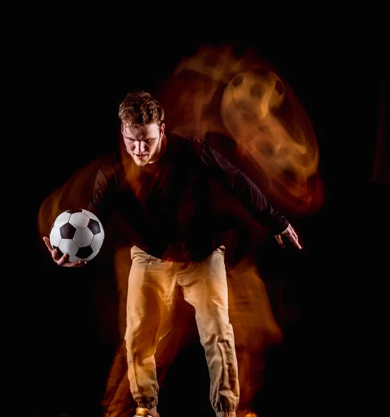 Een portret van een ventilator met bal op grijze studio achtergrond. Freestile — Stockfoto