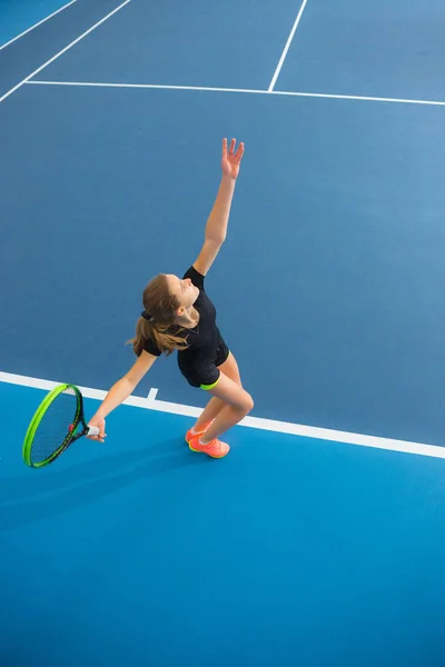 Młoda dziewczyna w kort tenisowy ZAMKNIĘTA z piłką — Zdjęcie stockowe