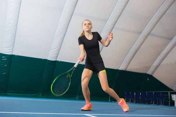 Giovane Ragazza Campo Tennis Chiuso Con Palla Racchetta — Foto Stock