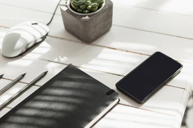 Ofis resepsiyon masası bilgisayar, sarf malzemeleri ve telefon ile