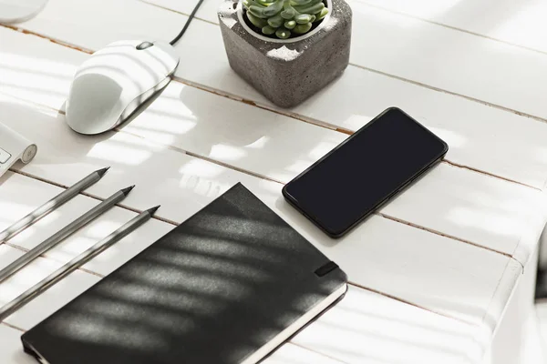 Mesa de escritório com computador, suprimentos e telefone — Fotografia de Stock