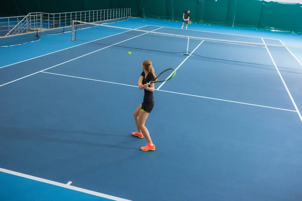 ボールと閉じたテニスコートで若い女の子 — ストック写真