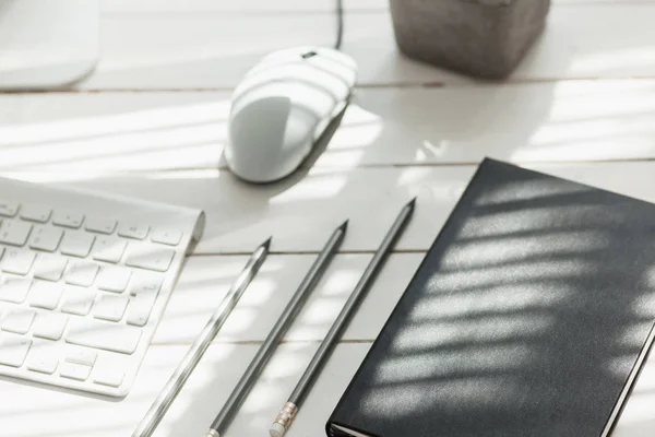 Mesa de escritório com computador, suprimentos e telefone — Fotografia de Stock