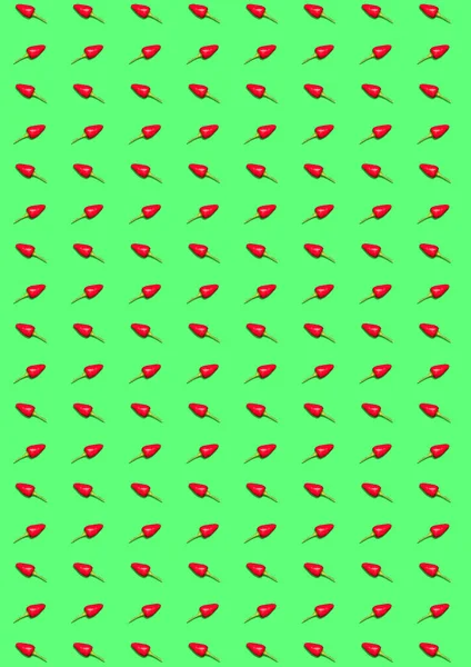 Горький перец чили и паприка на зеленом фоне — стоковое фото
