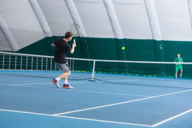 Kapalı Tenis Kortu topu ile genç adam