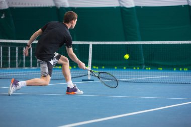 Kapalı Tenis Kortu topu ile genç adam
