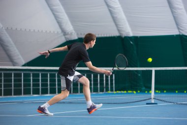 Kapalı Tenis Kortu topu ile genç adam