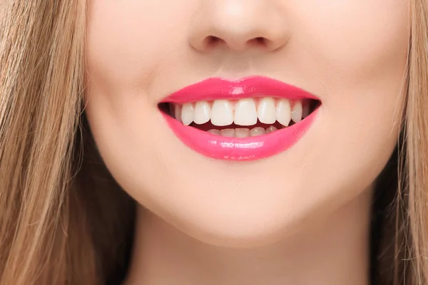 Los sensuales labios rojos, la boca abierta, los dientes blancos . — Foto de Stock