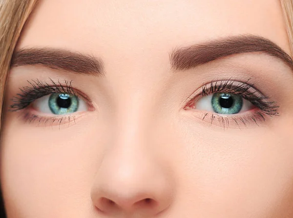 Güzel Büyük Mavi Gözleri Büyük Kirpik Kaşların Güzel Kızla Yakın — Stok fotoğraf