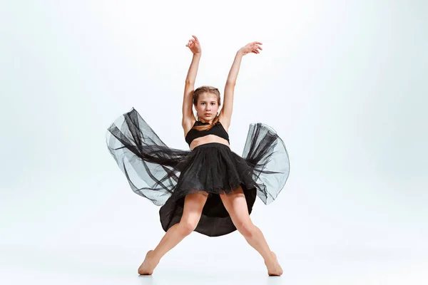 Молодая девушка танцует брейк — стоковое фото
