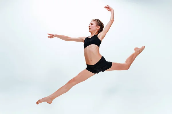 作为现代芭蕾舞演员跳的女孩 — 图库照片