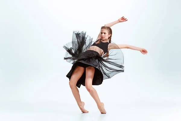 Молодая девушка танцует брейк — стоковое фото