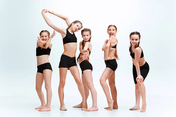 Los niños bailan escuela, ballet, hiphop, street, funky y bailarines modernos — Foto de Stock