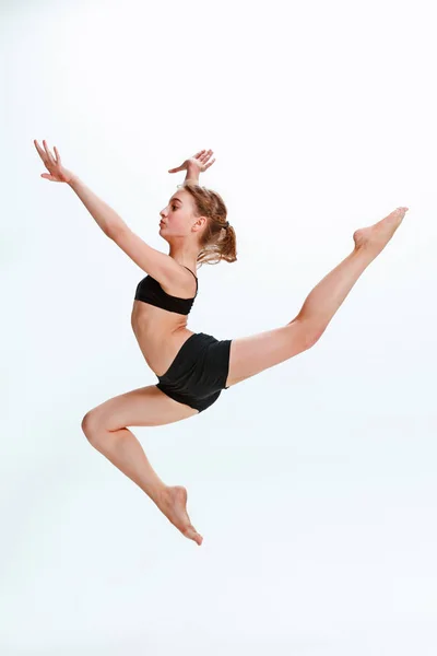 Девушка, прыгающая как современная балерина — стоковое фото