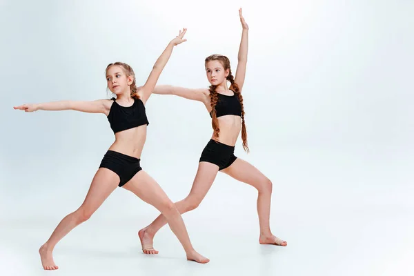 Los niños bailan escuela, ballet, hiphop, street, funky y bailarines modernos — Foto de Stock