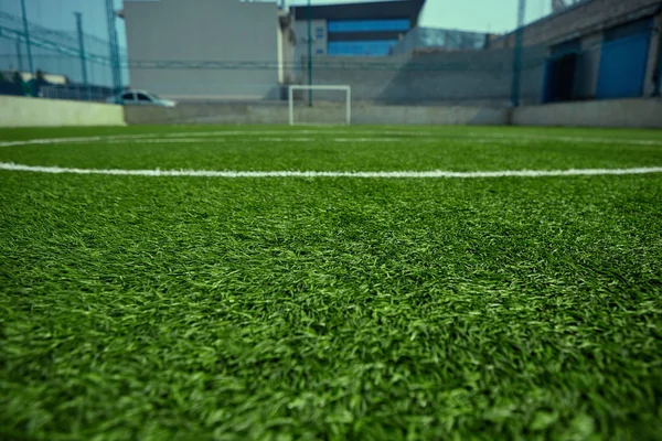 O campo de futebol vazio e grama verde — Fotografia de Stock