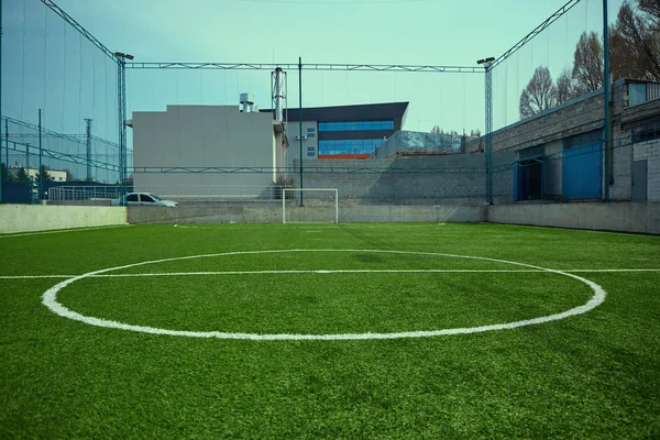 El campo de fútbol vacío y hierba verde —  Fotos de Stock