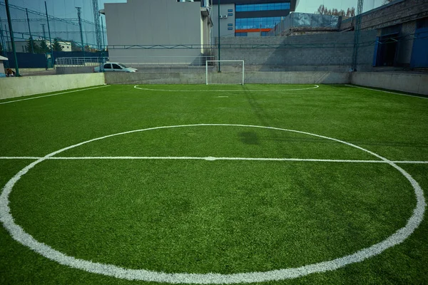 Le terrain de football vide et l'herbe verte — Photo
