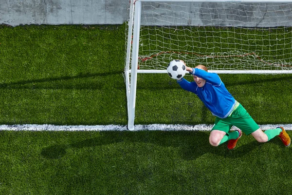 Fútbol fútbol portero haciendo buceo guardar —  Fotos de Stock