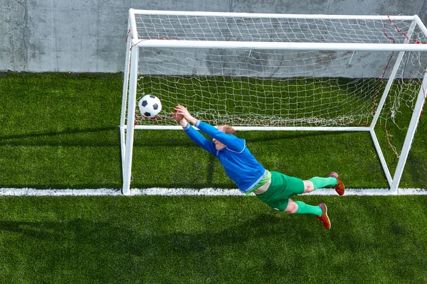 Futebol futebol goleiro fazendo mergulho salvar — Fotografia de Stock