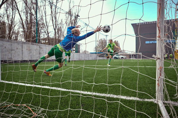 Футбольный вратарь спасает прыжки в воду
