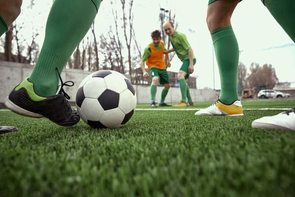 Las piernas del futbolista —  Fotos de Stock