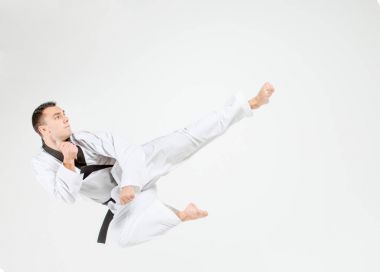 Siyah kuşak karate adamla